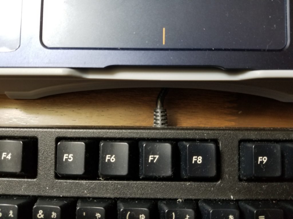 前脚からケーブルを通してキーボードをセット